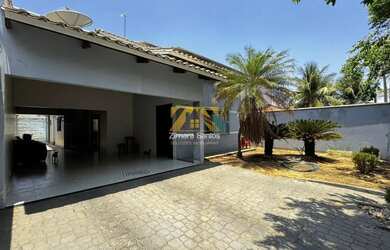 Imagem: A casa possui 4 Dormitórios, 3 Banheiros, 4 Vagas na garagem