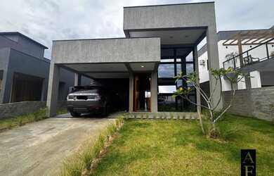 Imagem: A casa em condomínio possui 3 Dormitórios, 1 Banheiro, 2 Vagas