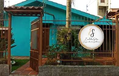 Imagem: A casa possui 4 Dormitórios, 3 Banheiros, 2 Vagas na garagem