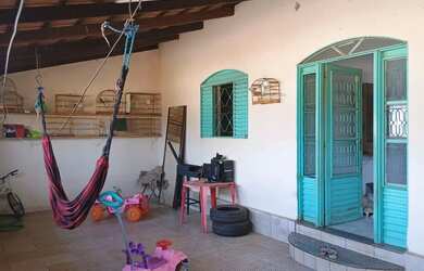 Imagem: A casa possui 3 Dormitórios, 2 Banheiros, 2 Vagas na garagem