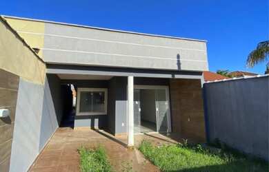 Imagem: A casa possui 3 Dormitórios, 2 Banheiros e está localizado