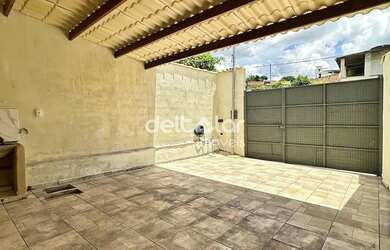 Imagem: A casa possui 2 Dormitórios, 1 Banheiro, 2 Vagas na garagem