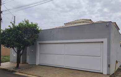 Imagem: A casa possui 3 Dormitórios, 5 Banheiros, 3 Vagas na garagem