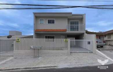 Imagem: A casa possui 3 Dormitórios, 2 Banheiros, 2 Vagas na garagem