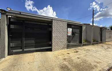 Imagem: A casa possui 4 Dormitórios, 2 Banheiros, 2 Vagas na garagem