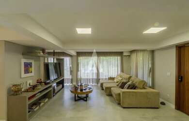 Imagem: A casa possui 4 Dormitórios, 5 Banheiros, 5 Vagas na garagem