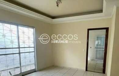 Imagem: A casa possui 3 Dormitórios, 2 Banheiros, 1 Vaga na garagem