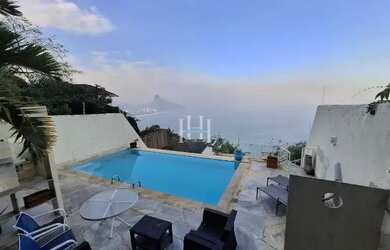 Imagem: A casa em condomínio possui 5 Dormitórios, 5 Banheiros, 550m²