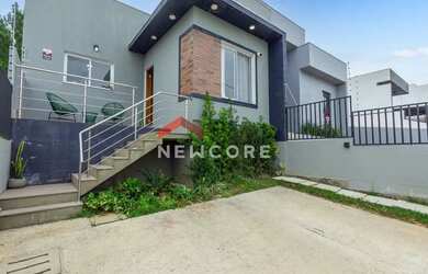 Imagem: A casa possui 3 Dormitórios, 2 Banheiros, 2 Vagas na garagem