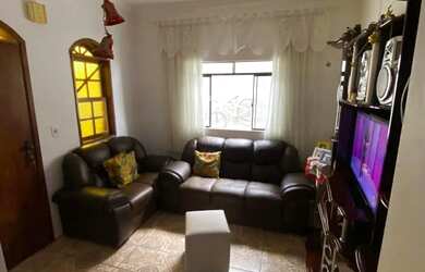 Imagem: A casa possui 3 Dormitórios, 2 Banheiros, 5 Vagas na garagem