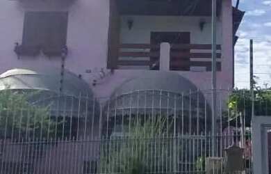 Imagem: A casa possui 5 Dormitórios, 3 Banheiros, 4 Vagas na garagem