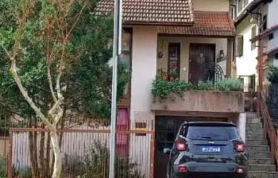 Imagem: A casa possui 3 Dormitórios, 3 Banheiros, 1 Vaga na garagem