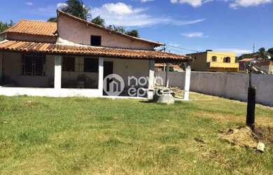 Imagem: A casa e possui 3 Dormitórios, 2 Banheiros, 3 Vagas na garagem