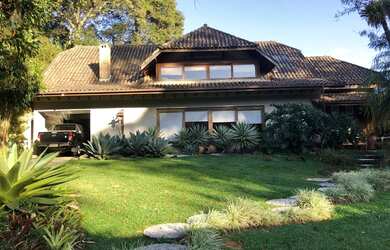 Imagem: A casa possui 4 Dormitórios, 4 Banheiros, 5 Vagas na garagem