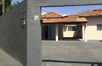 Imagem: A casa possui 4 Dormitórios, 3 Banheiros, 3 Vagas na garagem