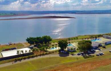 Imagem: O terreno possui 480m² de Área, Piscina e está localizado