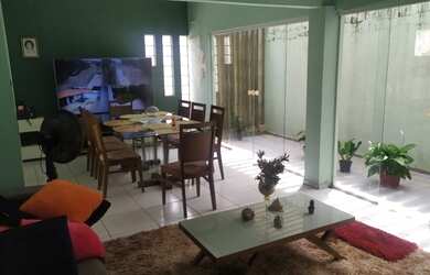 Imagem: A casa possui 3 Dormitórios, 1 Banheiro, 2 Vagas na garagem