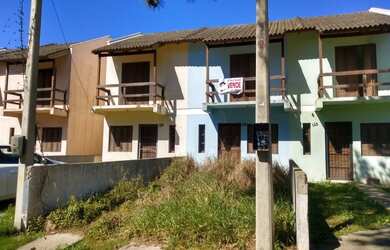 Imagem: A casa possui 2 Dormitórios, 2 Banheiros, 2 Vagas na garagem