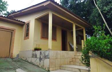 Imagem: A casa possui 3 Dormitórios, 2 Banheiros, 3 Vagas na garagem