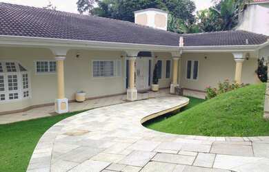 Imagem: A casa possui 4 Dormitórios, 2 Banheiros, 3 Vagas na garagem