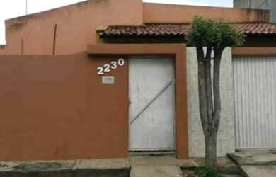 Imagem: A casa possui 3 Dormitórios, 2 Banheiros, 1 Vaga na garagem