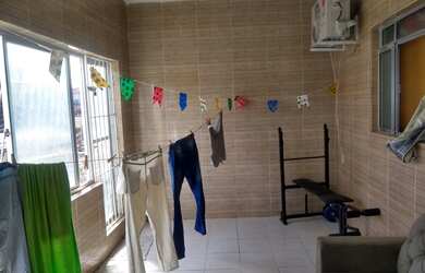 Imagem: A casa possui 2 Dormitórios, 2 Banheiros, 2 Vagas na garagem