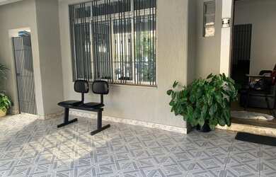 Imagem: A casa possui 2 Dormitórios, 2 Banheiros, 2 Vagas na garagem