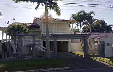 Imagem: A casa possui 4 Dormitórios, 3 Banheiros, 2 Vagas na garagem