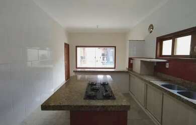 Imagem: A casa possui 3 Dormitórios, 2 Banheiros, 2 Vagas na garagem