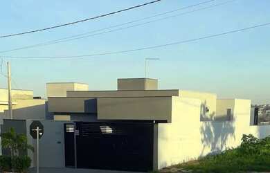 Imagem: A casa possui 3 Dormitórios, 2 Banheiros, 2 Vagas na garagem