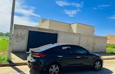 Imagem: A casa possui 3 Dormitórios, 2 Banheiros, 3 Vagas na garagem