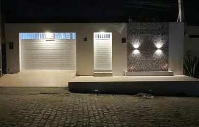 Imagem: A casa possui 3 Dormitórios, 1 Banheiro, 2 Vagas na garagem