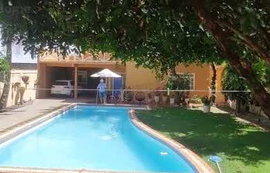 Imagem: A casa possui 5 Dormitórios, 2 Banheiros, 5 Vagas na garagem