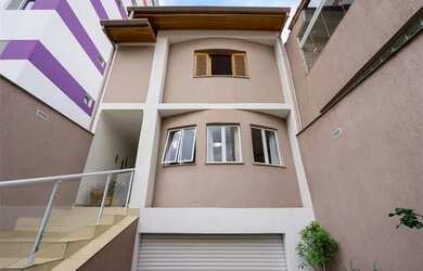 Imagem: A casa à venda possui 3 Dormitórios, 3 Banheiros, 4 Vagas