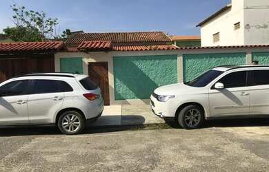 Imagem: A casa possui 2 Dormitórios, 2 Banheiros, 2 Vagas na garagem