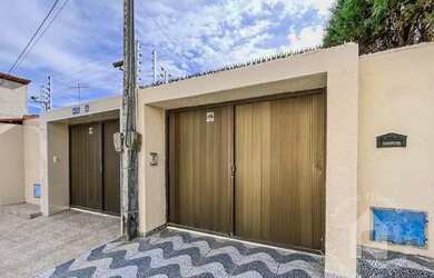 Imagem: A casa possui 2 Dormitórios, 3 Banheiros, 2 Vagas na garagem