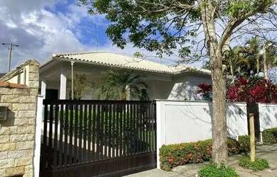 Imagem: A casa possui 3 Dormitórios, 2 Banheiros, 3 Vagas na garagem