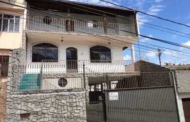 Imagem: A casa possui 4 Dormitórios, 3 Banheiros e 480m² de Área