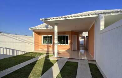 Imagem: A casa possui 3 Dormitórios, 1 Banheiro, 2 Vagas na garagem