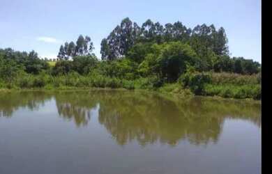 Imagem: A casa possui 2 Dormitórios, 3 Banheiros, 5 Vagas na garagem