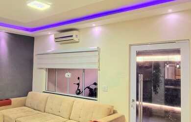 Imagem: A casa possui 3 Dormitórios, 3 Banheiros, 2 Vagas na garagem