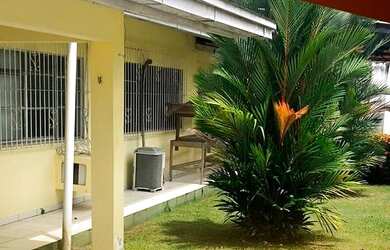 Imagem: A casa possui 3 Dormitórios, 4 Banheiros, 5 Vagas na garagem