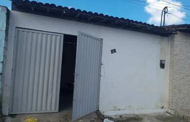 Imagem: A casa possui 2 Dormitórios, 1 Banheiro, 1 Vaga na garagem