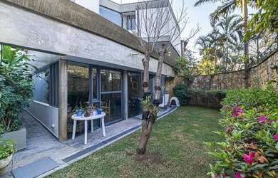 Imagem: A casa possui 4 Dormitórios, 5 Banheiros, 4 Vagas na garagem