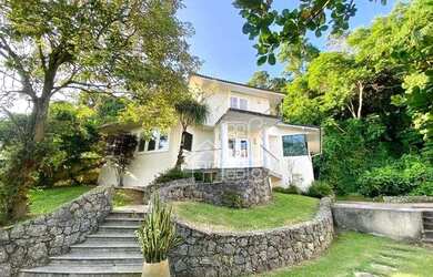 Imagem: A casa possui 3 Dormitórios, 3 Banheiros, 5 Vagas na garagem