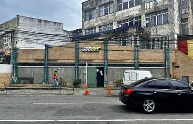 Imagem: O depósito para alugar possui 5 Vagas na garagem e 140m² de