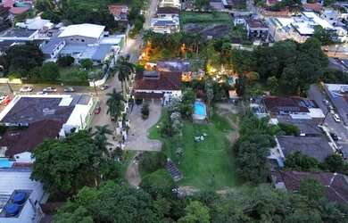 Imagem: A casa possui 5 Dormitórios, 5 Vagas na garagem e 3750m² de