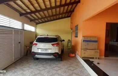 Imagem: A casa possui 3 Dormitórios, 2 Banheiros, 3 Vagas na garagem