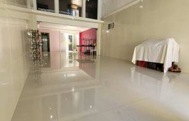 Imagem: A casa possui 4 Dormitórios, 3 Banheiros, 1 Vaga na garagem