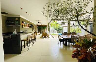 Imagem: A casa em condomínio possui 4 Dormitórios, 5 Banheiros, 390m²